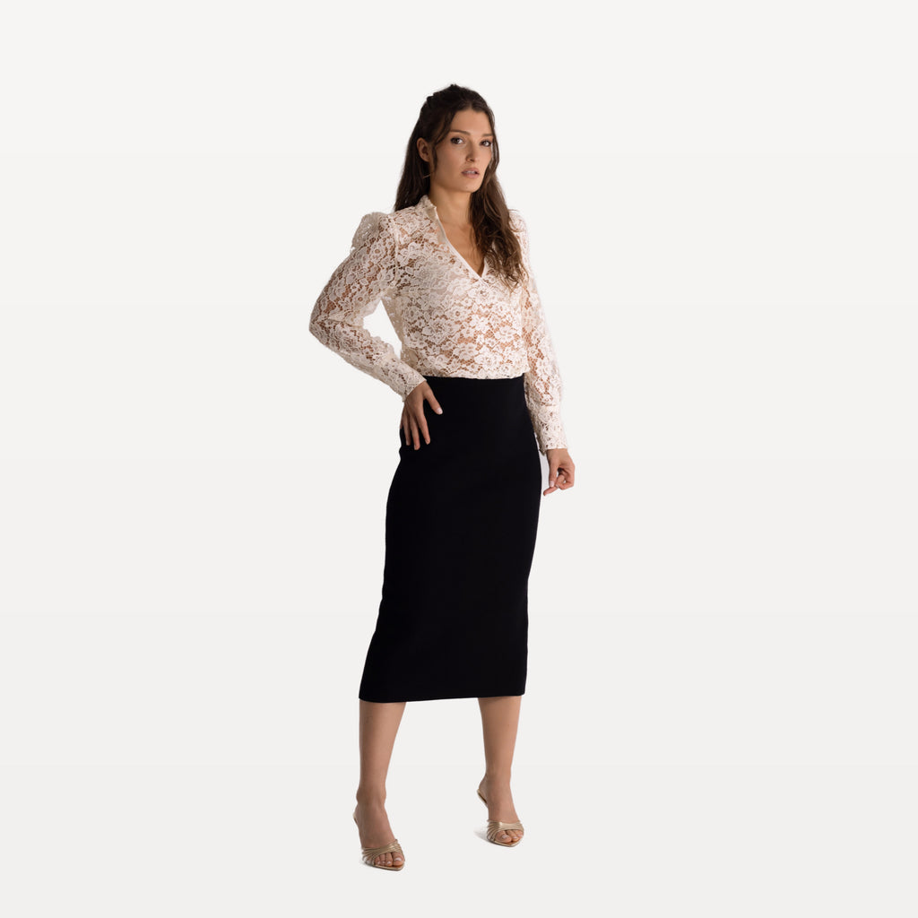 Jupe noire midi en laine - face main taille