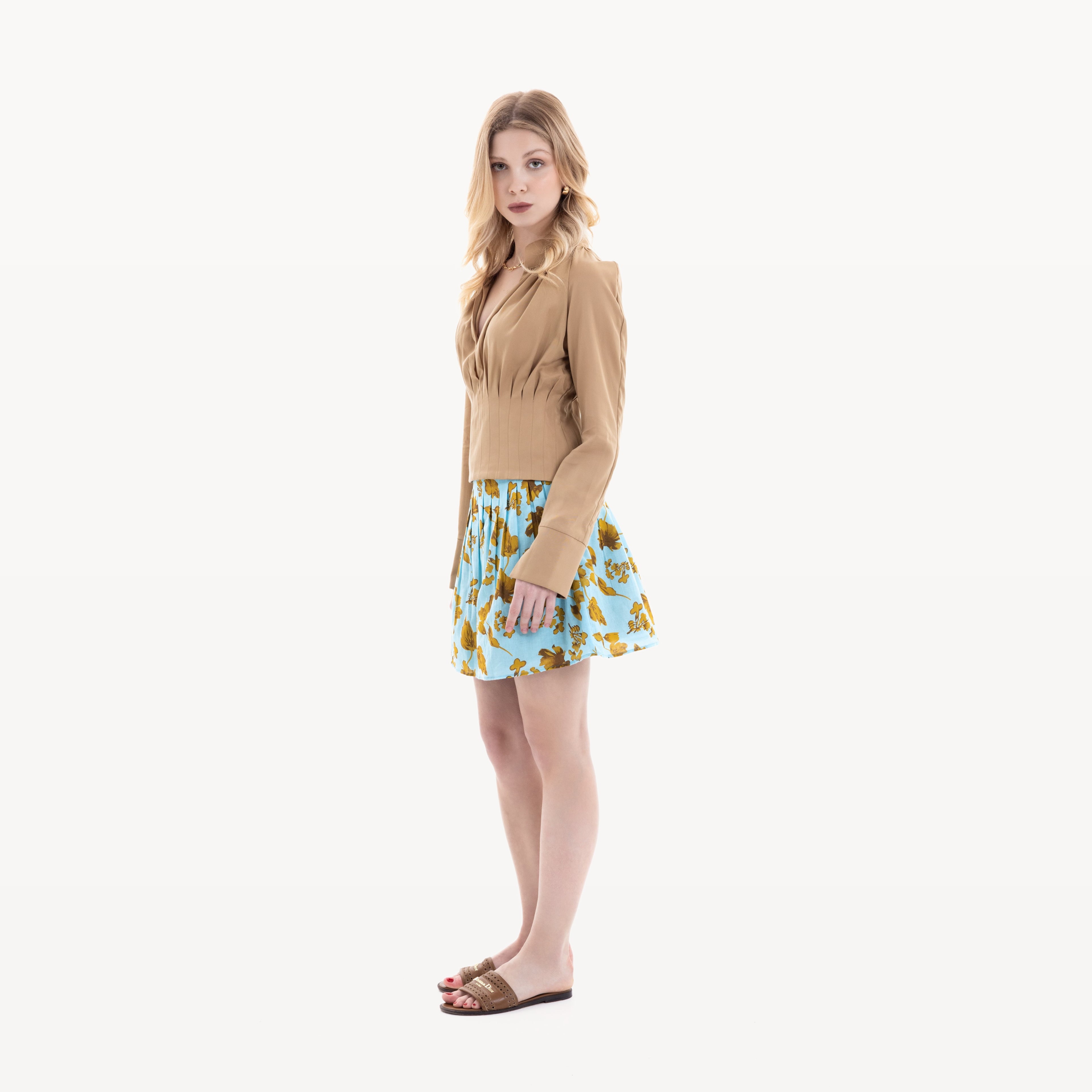 Top Magas nude - profil droit look